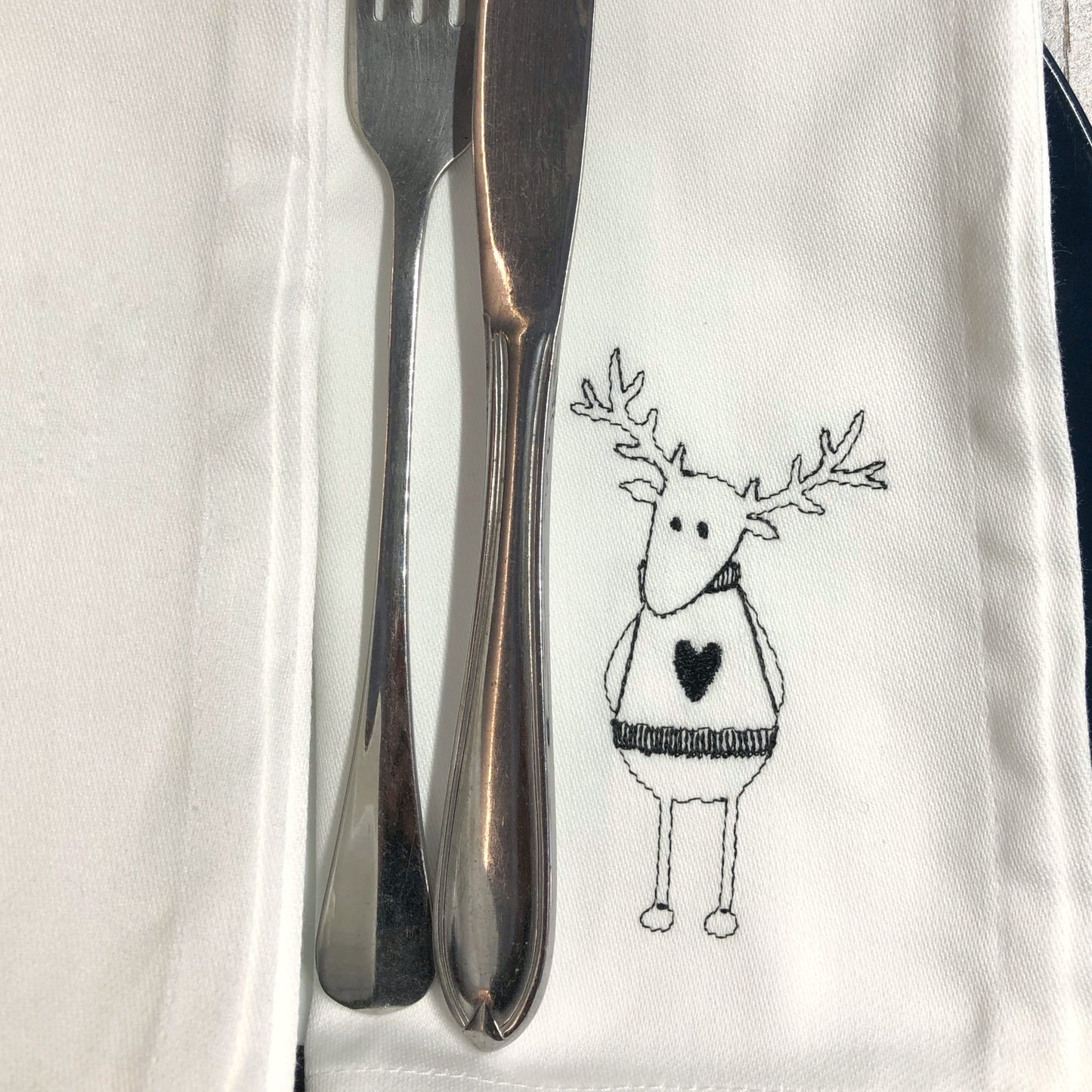 Serviette mit Stickerei für die Weihnachtstafel