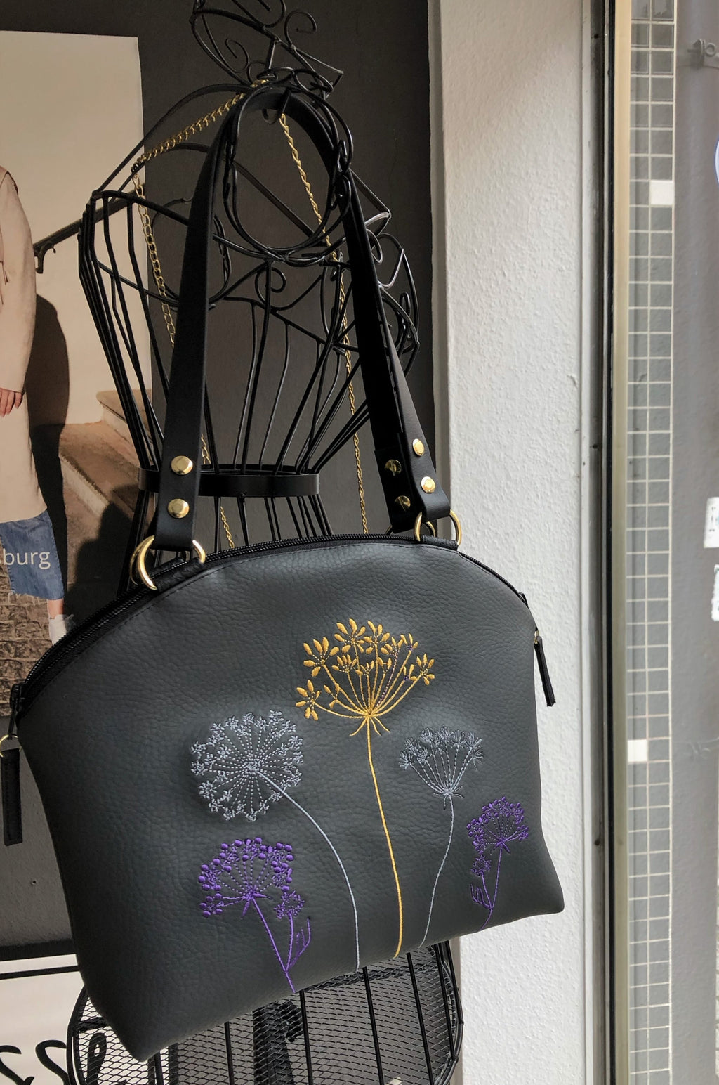 Kleiner Shopper in dunkelgrau mit Blumen Stickerei