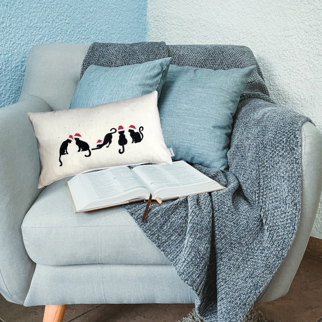 Katzen mit Zipfelmütze besticktes Kissen 30x50 cm