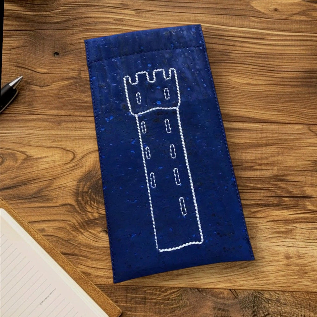 .Hülle aus Kork mit Stickerei.