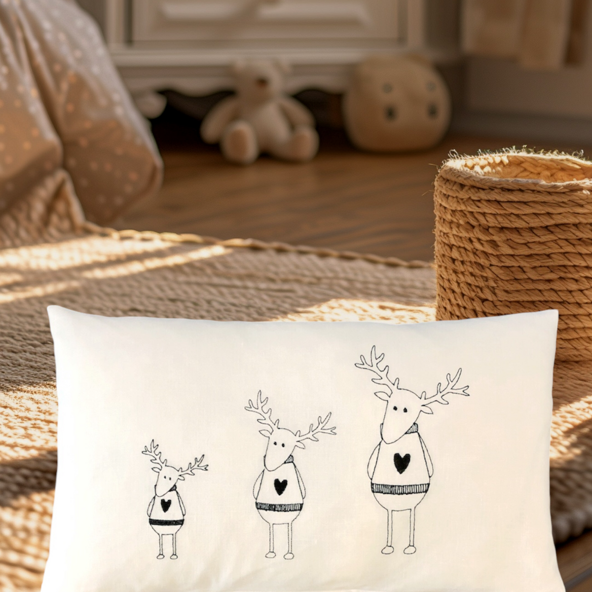 Weihnachtlich bestickte Kissen