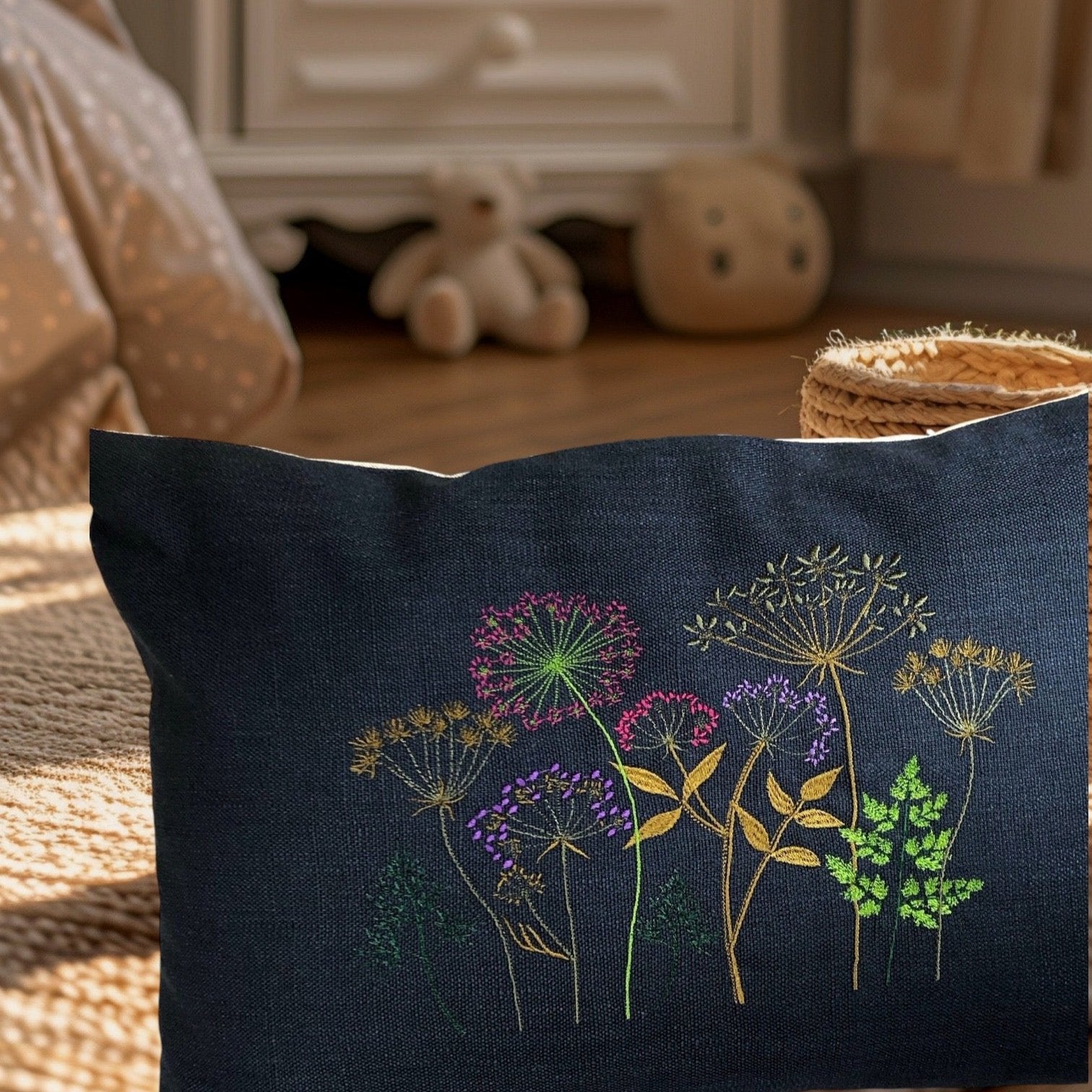 Kissen mit gestickter Blumenwiese