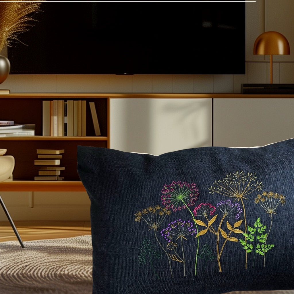 Kissen mit gestickter Blumenwiese