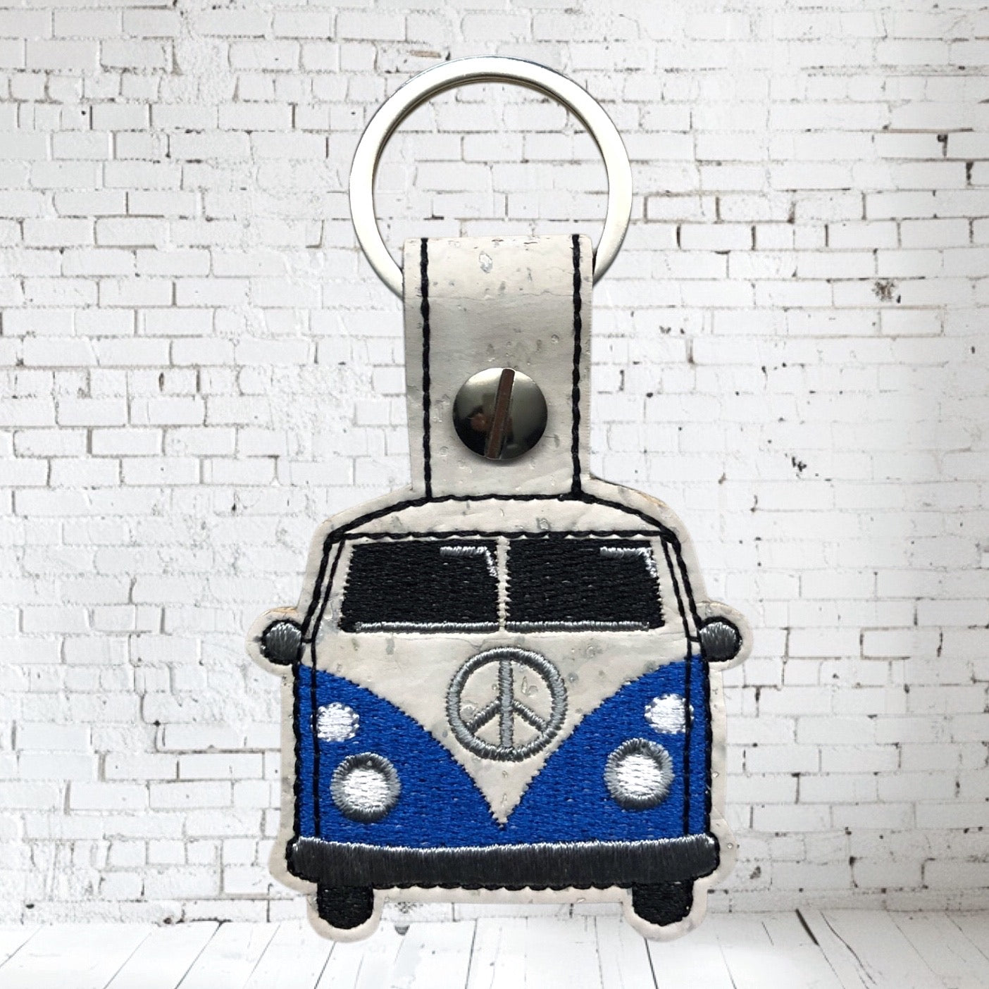 Schlüssel  Anhänger Bag Charm aus Kork mit Stickerei