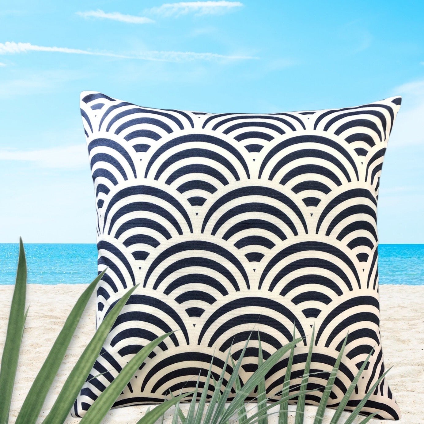 Sommerliches Outdoorkissen mit Wellenprint