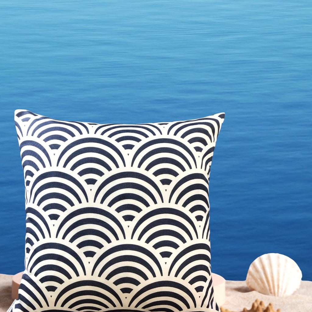 Sommerliches Outdoorkissen mit Wellenprint
