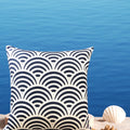 Sommerliches Outdoorkissen mit Wellenprint