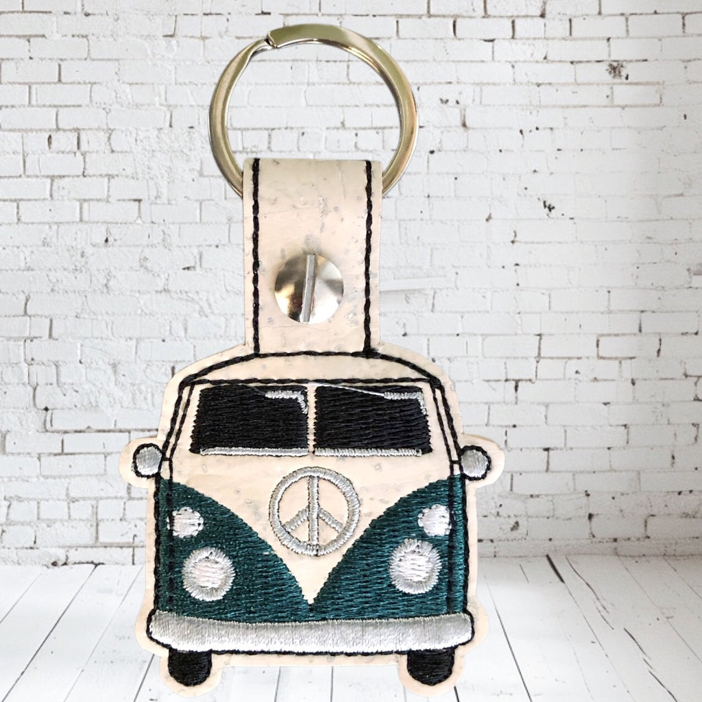 Schlüssel  Anhänger Bag Charm aus Kork mit Stickerei