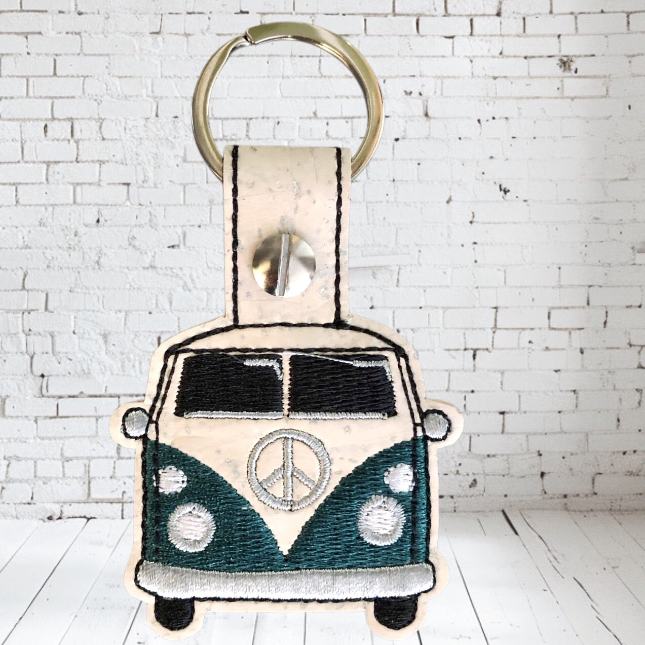 Schlüssel  Anhänger Bag Charm aus Kork mit Stickerei