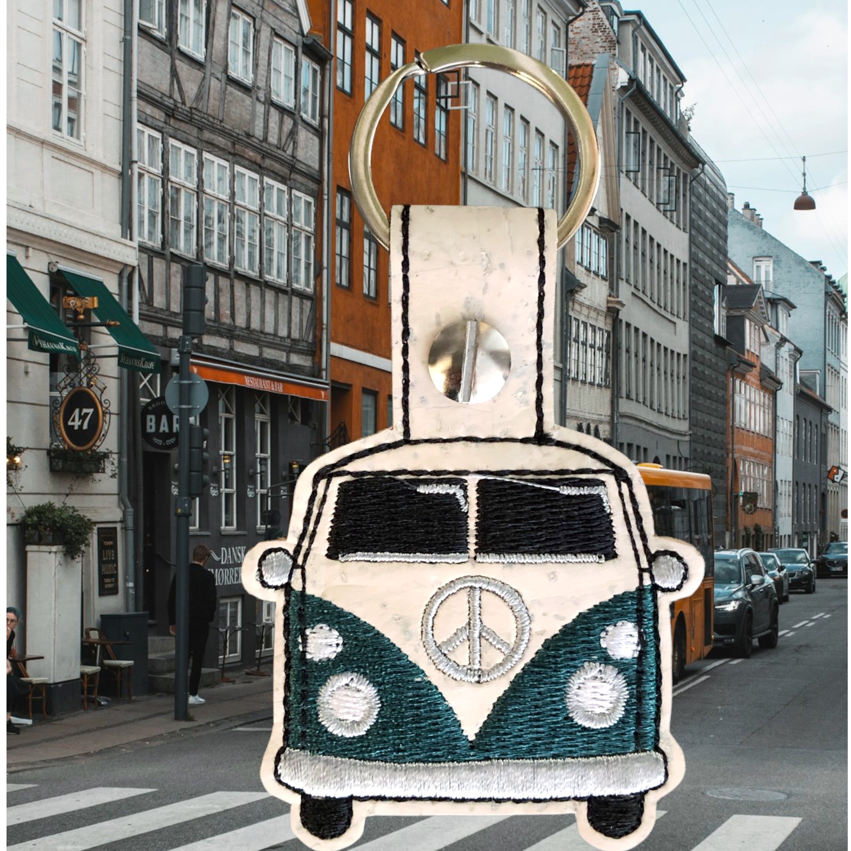 Schlüssel  Anhänger Bag Charm aus Kork mit Stickerei