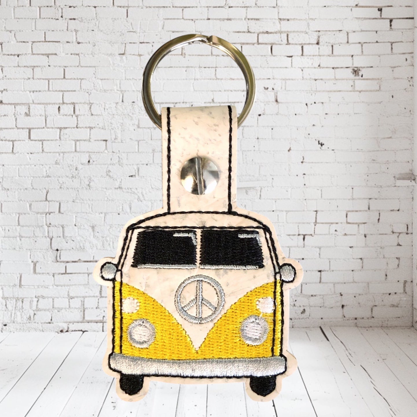 Schlüssel  Anhänger Bag Charm aus Kork mit Stickerei