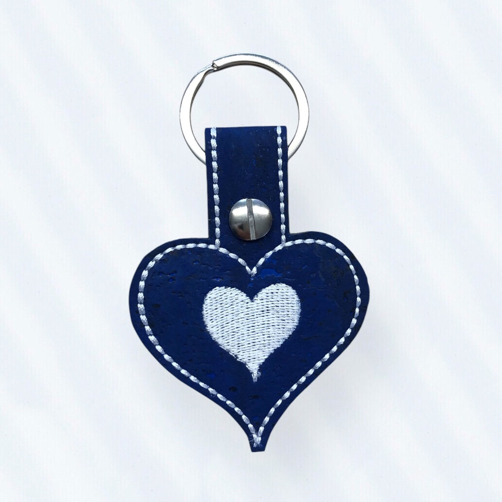 Bag Charm Schlüsselanhänger aus Kork in blau weiss