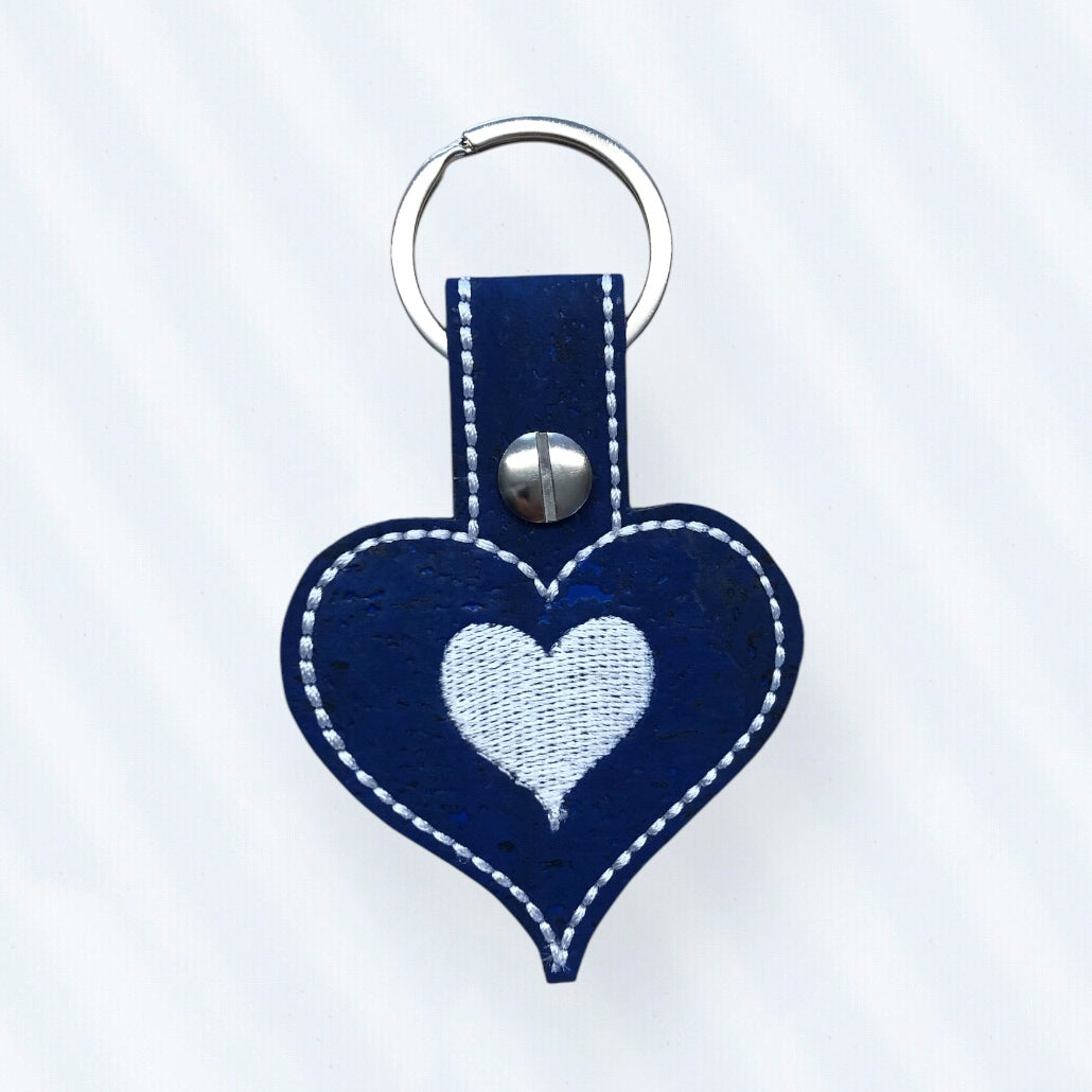 Bag Charm Schlüsselanhänger aus Kork in blau weiss