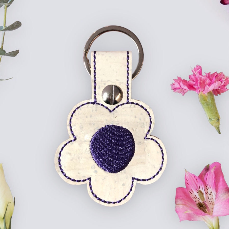 Bag Charm Schlüssel  Anhänger aus  Kork mit  Stickerei