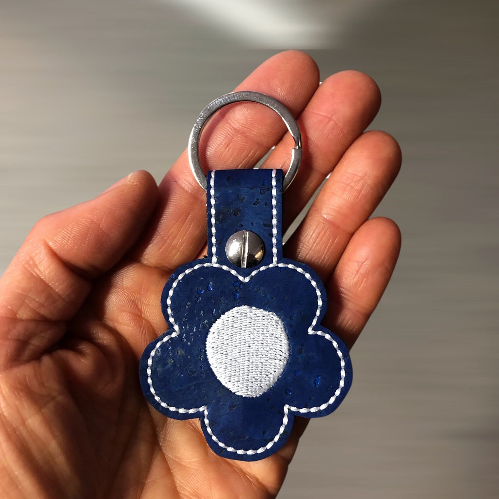 Bag Charm Schlüssel  Anhänger aus  Kork mit  Stickerei