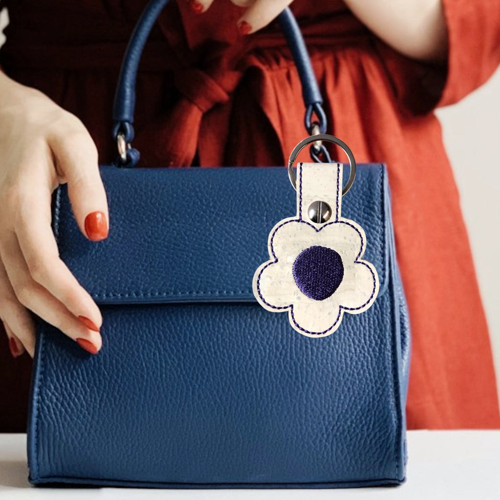Bag Charm Schlüssel  Anhänger aus  Kork mit  Stickerei