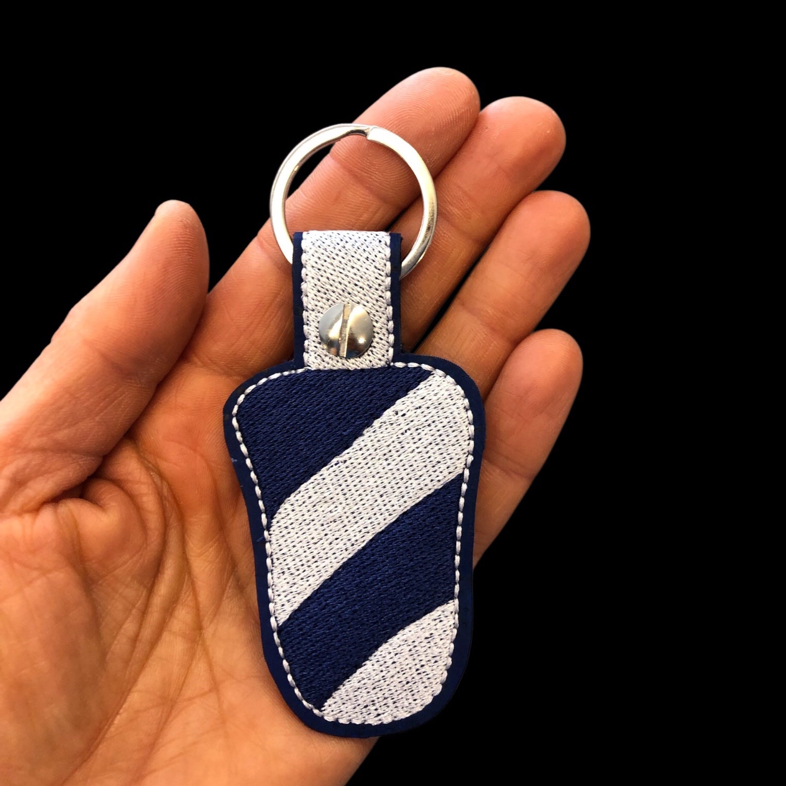 Bag Charm Schlüsselanhänger aus Kork in blau weiss
