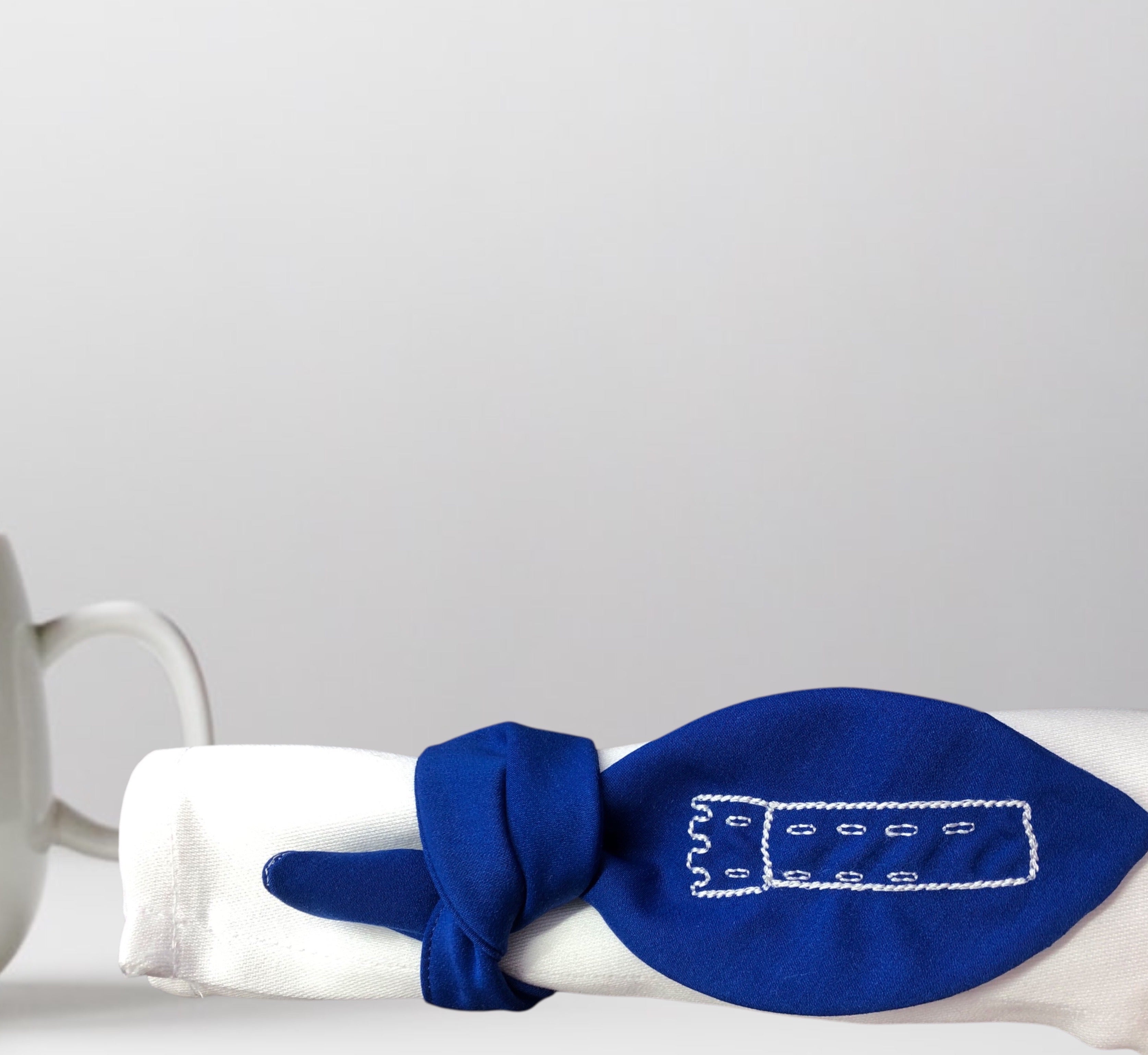Schleife mit Mehlsack Stickerei