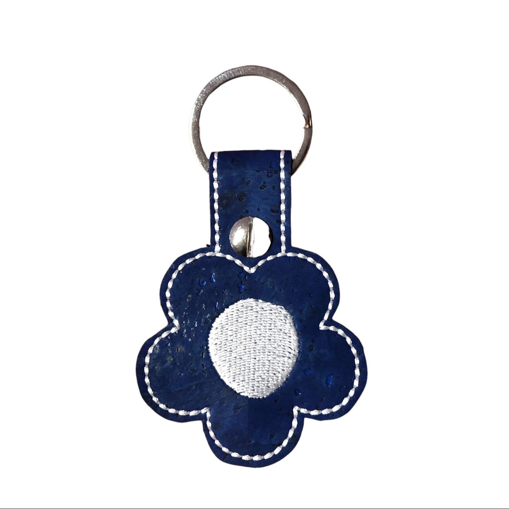 Bag Charm Schlüsselanhänger aus Kork in blau weiss