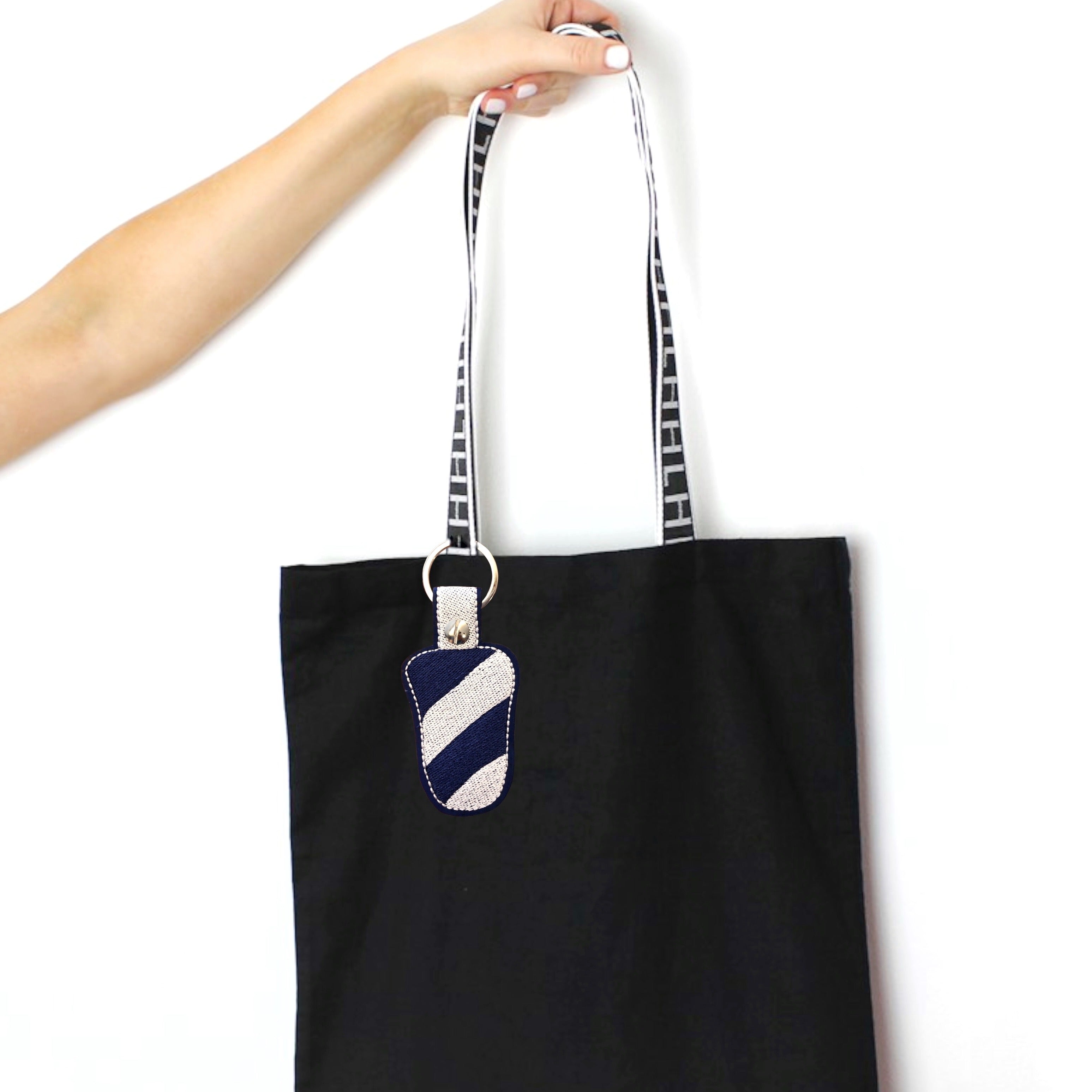 Bag Charm Schlüsselanhänger aus Kork in blau weiss