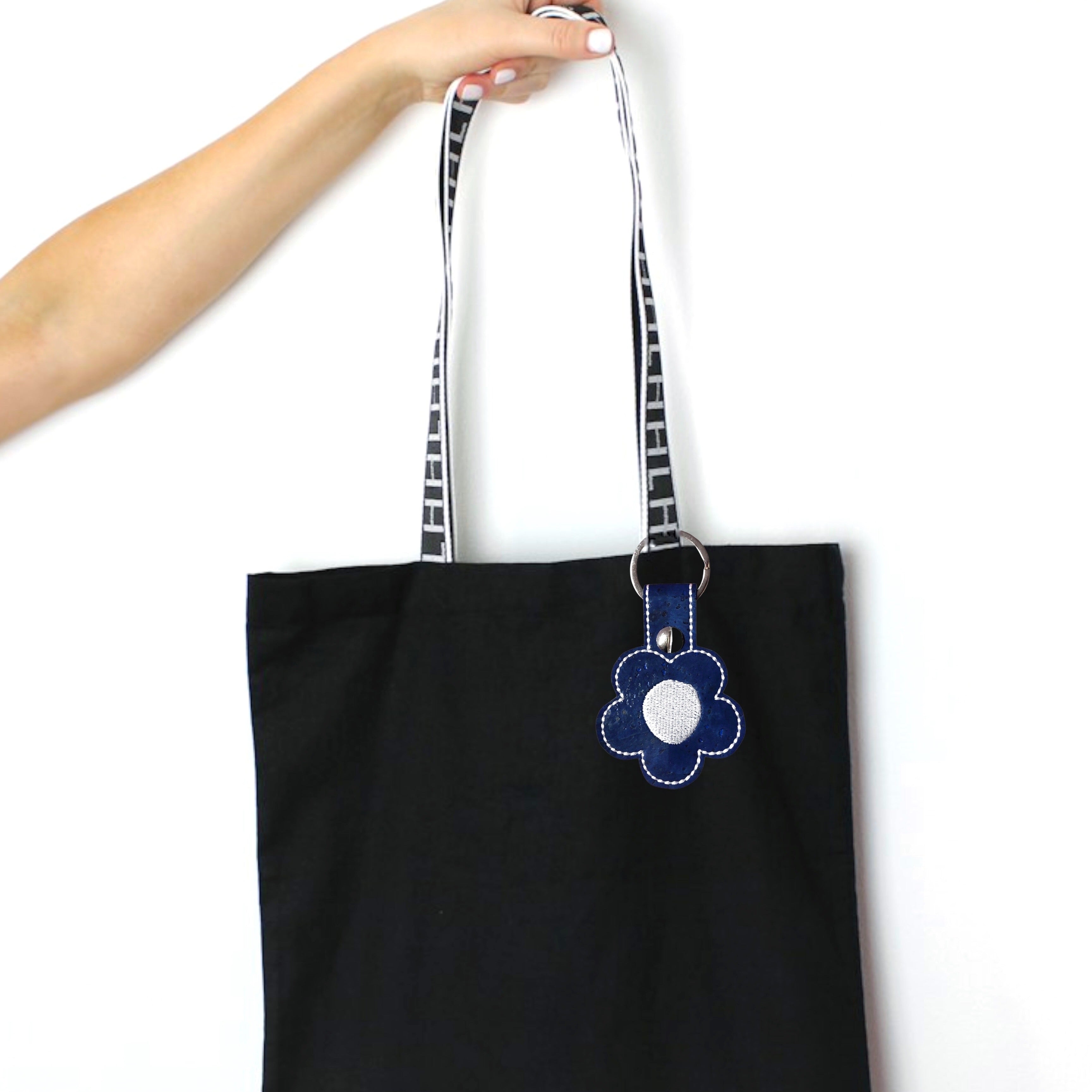 Bag Charm Schlüsselanhänger aus Kork in blau weiss