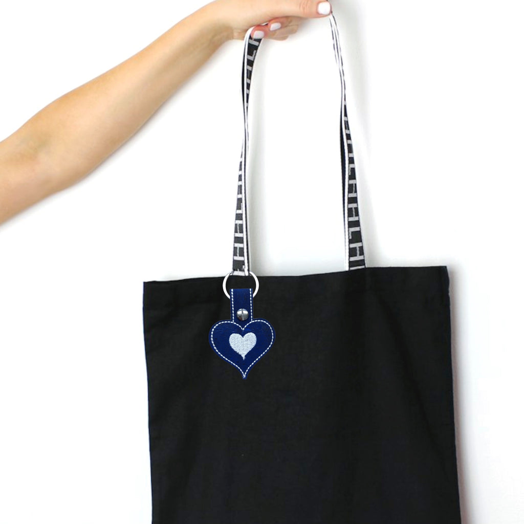 Bag Charm Schlüsselanhänger aus Kork in blau weiss