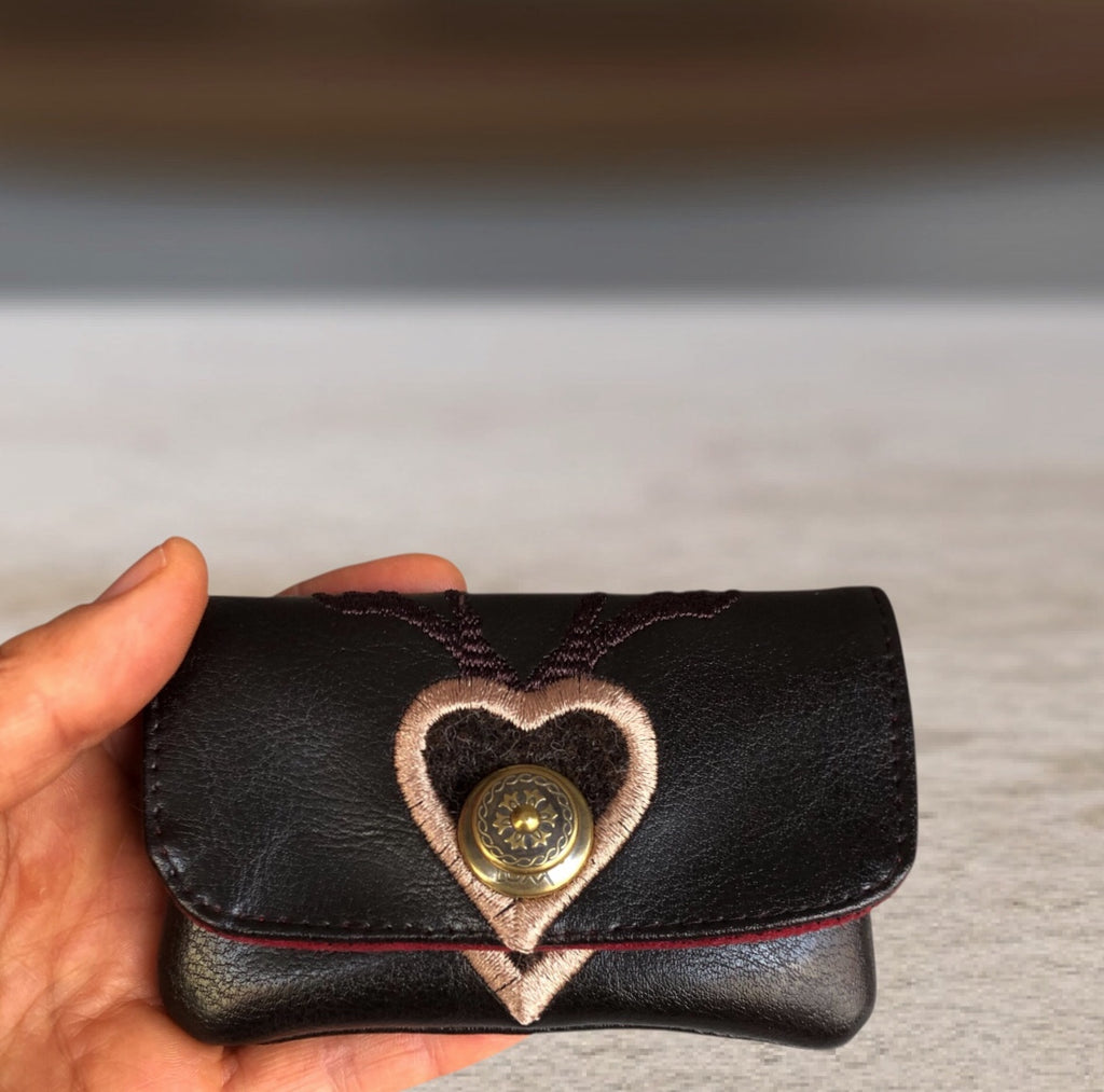 Kleines Portemonnaie mit Stickerei, Steckfächern, Loxx Verschluß
