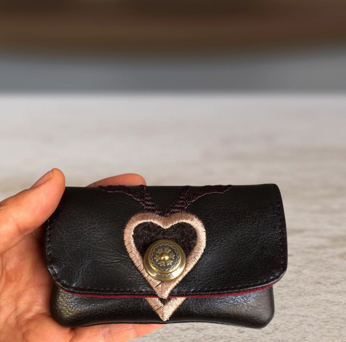 Kleines Portemonnaie mit Stickerei, Steckfächern, Loxx Verschluß
