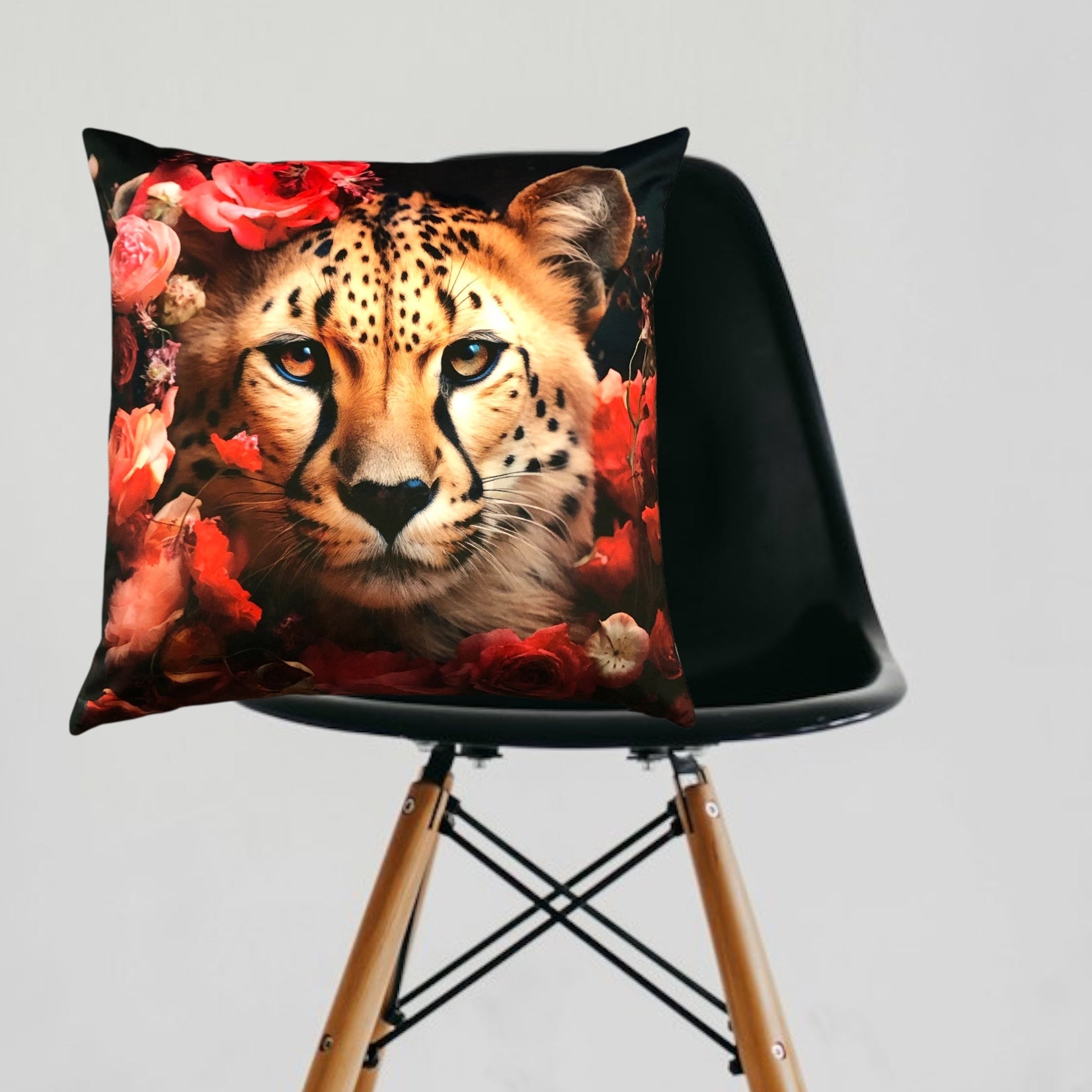 Cooles samtweiches Kissen Gepard mit Rosen