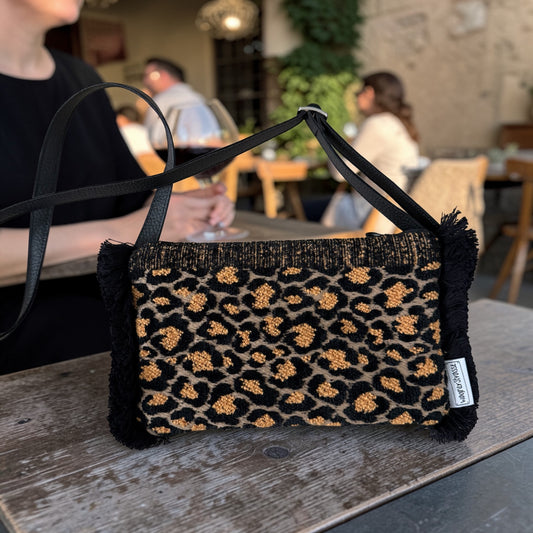 Kuscheliges Tanz Täschchen mit Fransen