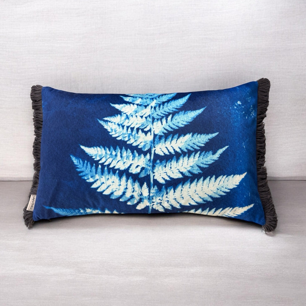 Stylisches Farnblatt Kissen blau weiss