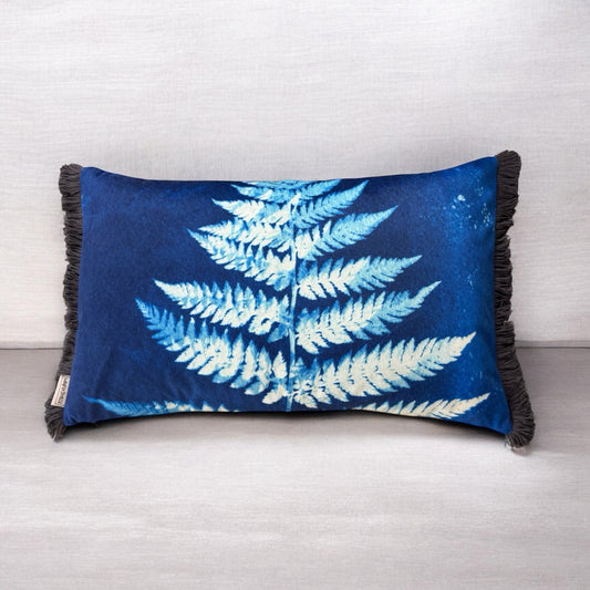 Stylisches Farnblatt Kissen blau weiss