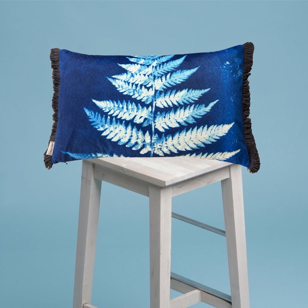 Stylisches Farnblatt Kissen blau weiss