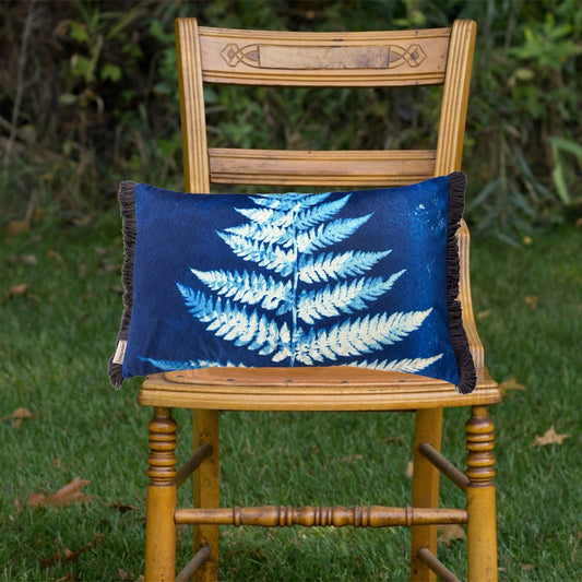 Stylisches Farnblatt Kissen blau weiss