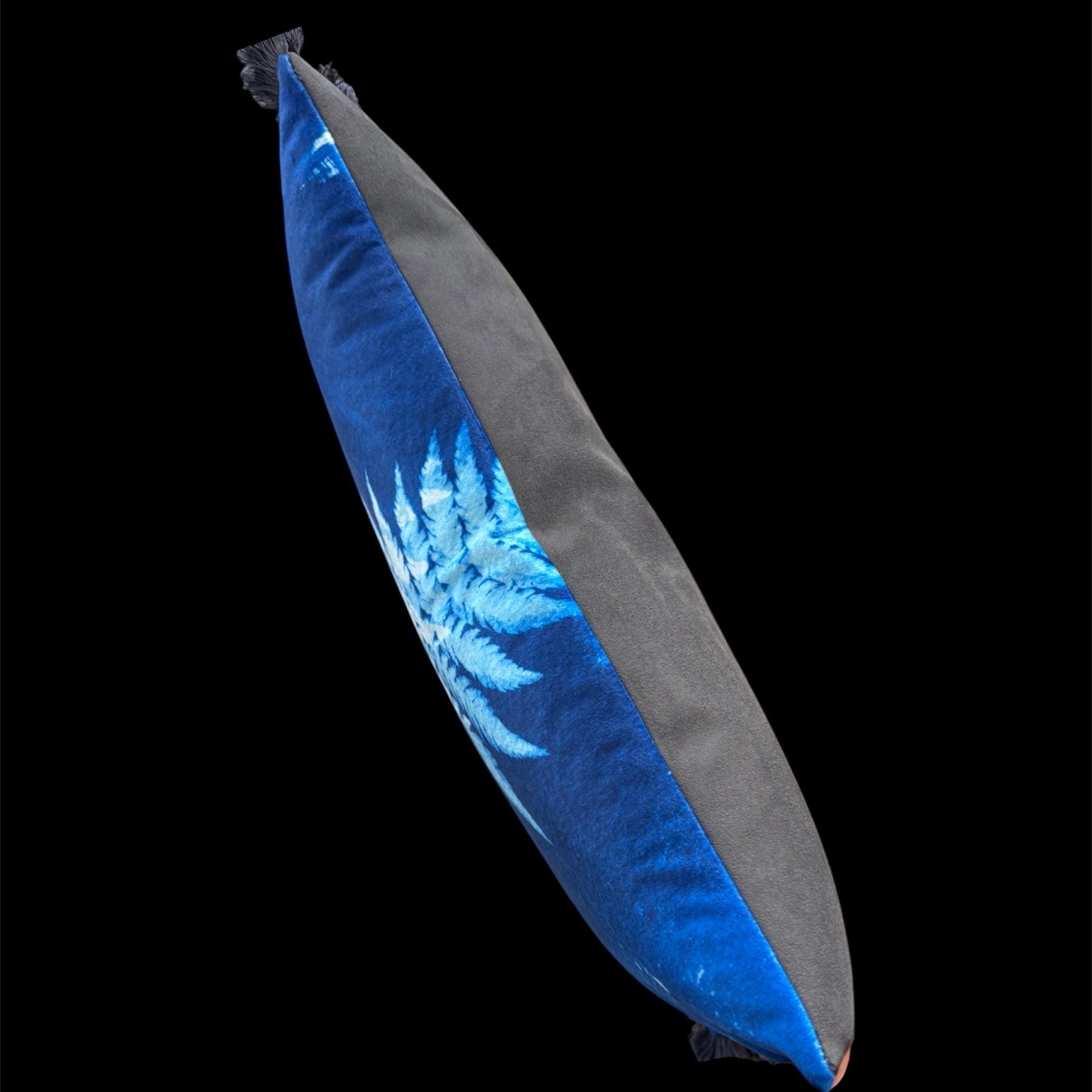 Stylisches Farnblatt Kissen blau weiss