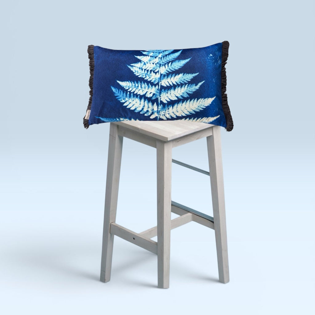 Stylisches Farnblatt Kissen blau weiss