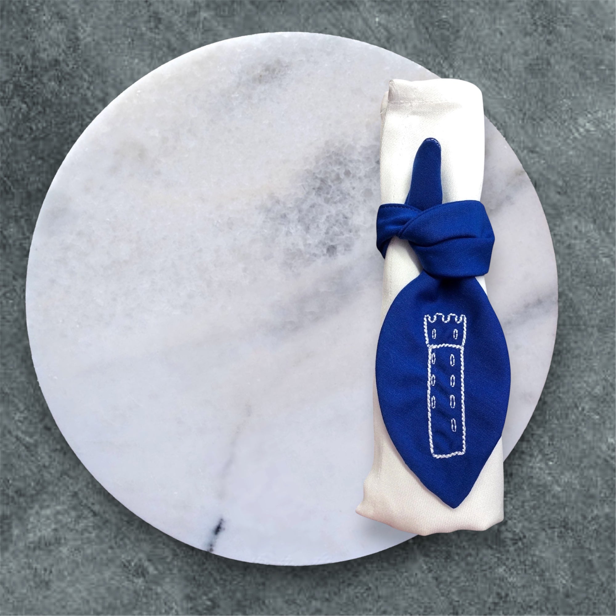 Schleife mit Mehlsack Stickerei