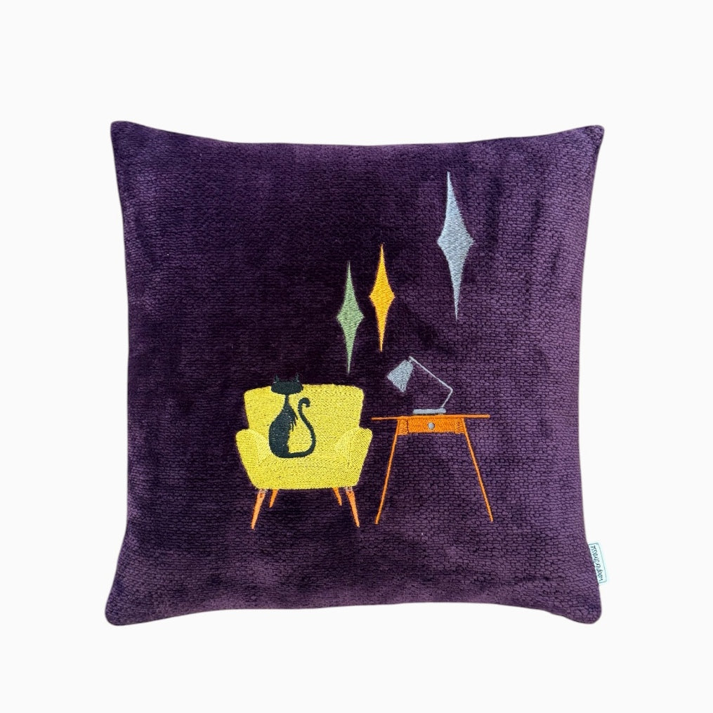 Kissen mit Mid Century Stickerei aubergine