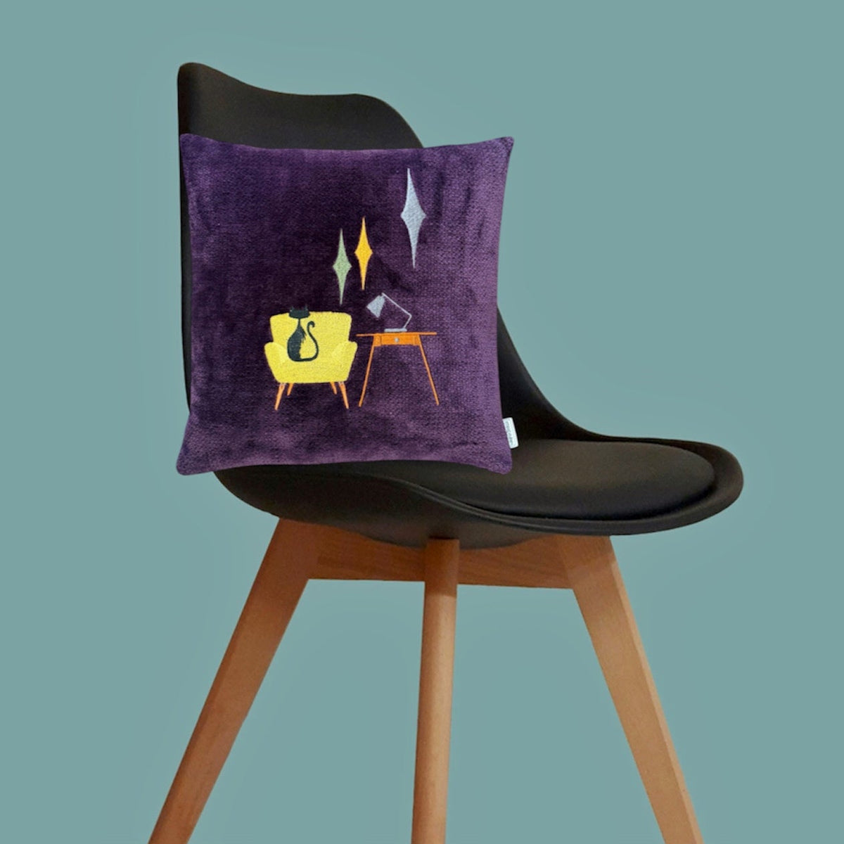 Kissen mit Mid Century Stickerei aubergine