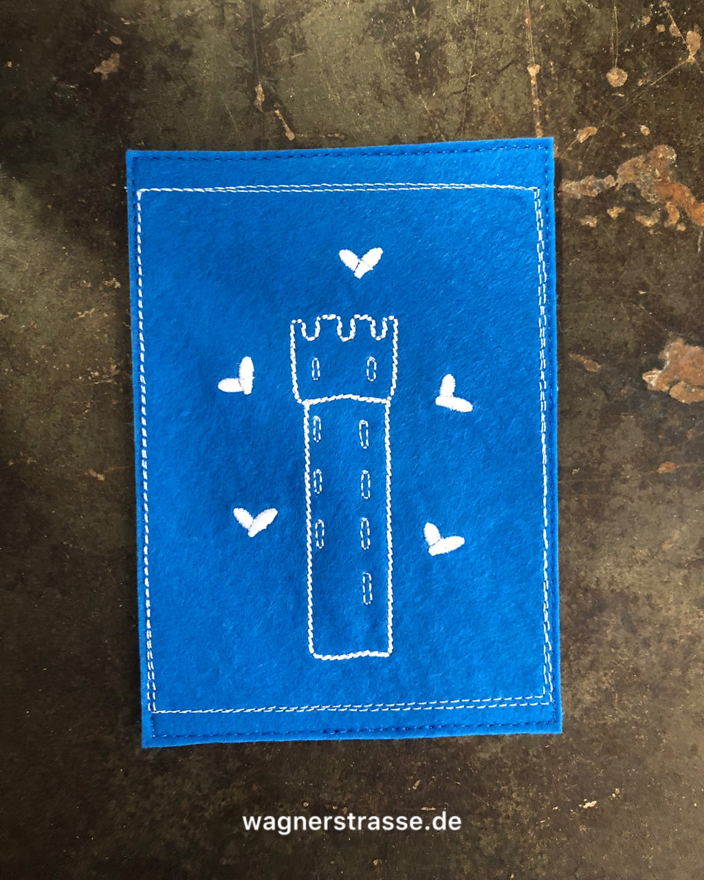 Gestickte Postkarte mit Herzen blau weiß