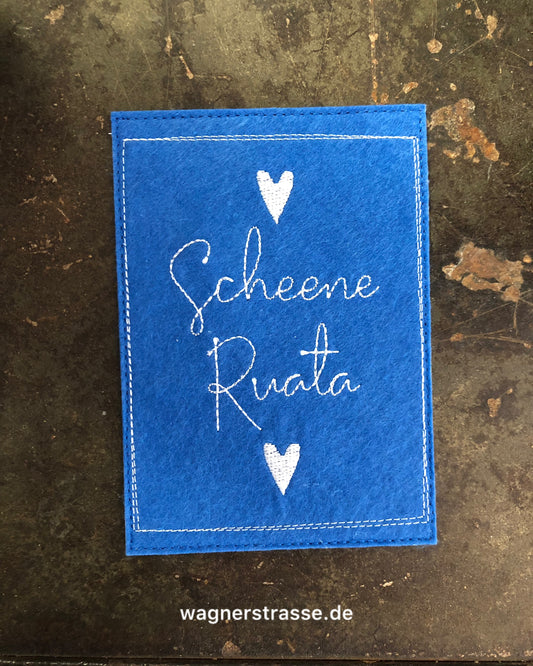 Gestickte Postkarte mit Herzen blau weiß