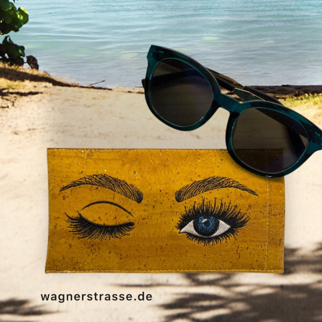 Hülle aus Kork mit Stickerei