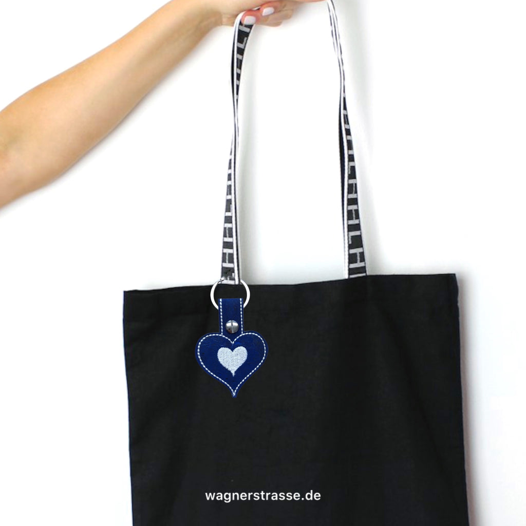 Bag Charm Schlüssel  Anhänger aus Kork mit  Stickerei
