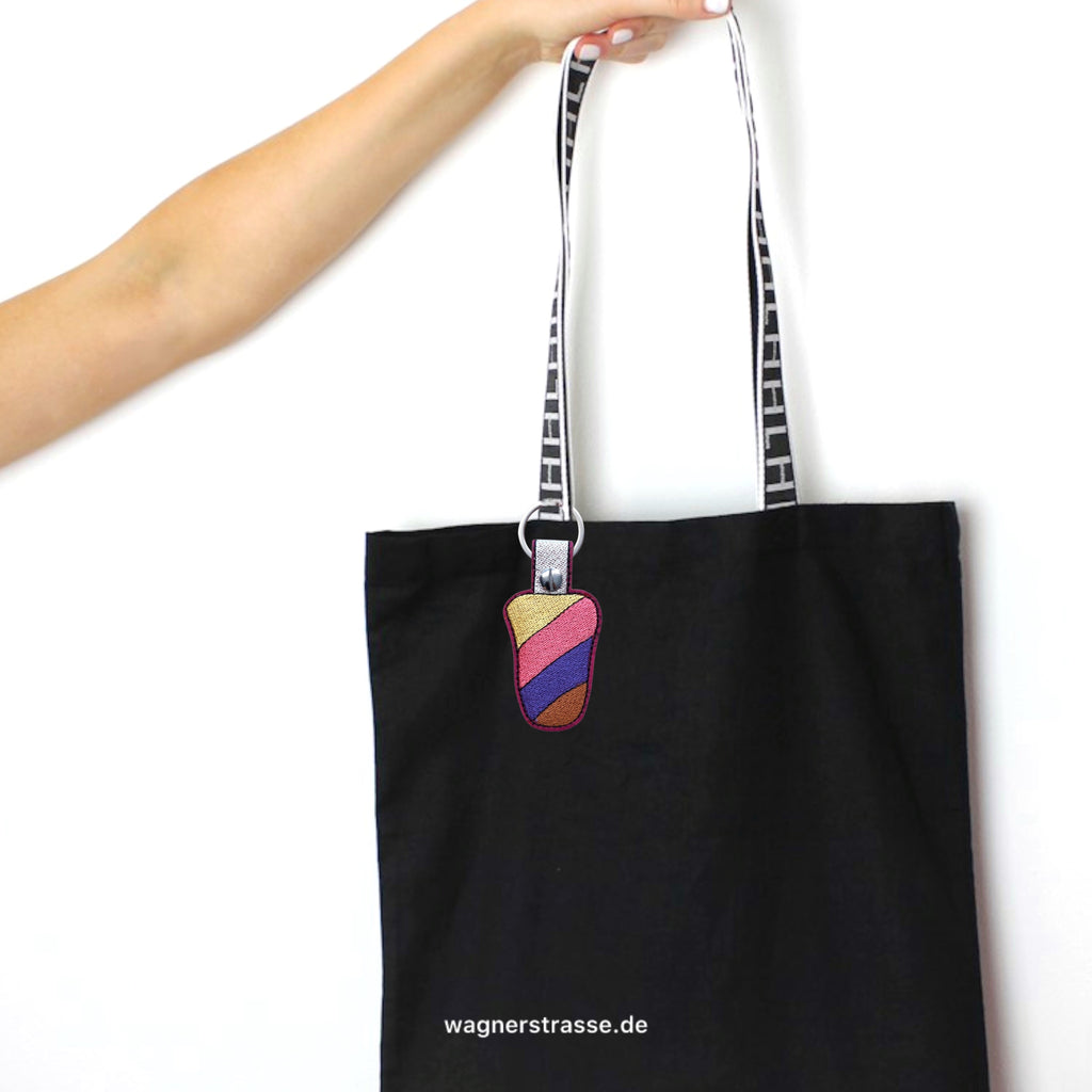 Bag Charm Schlüssel Anhänger aus Kork mit  Stickerei