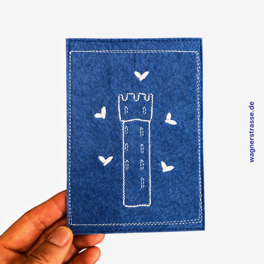 Gestickte Postkarte mit Herzen blau weiß